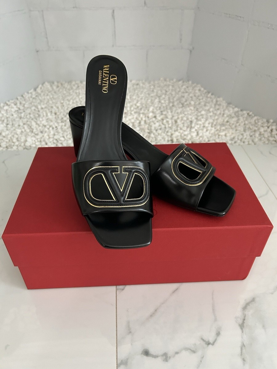 VALENTINO GARAVANIスタッズ付きブラックミュール Rockstud Patent-leather Mule for Woman in Black/poudre | Valentino US