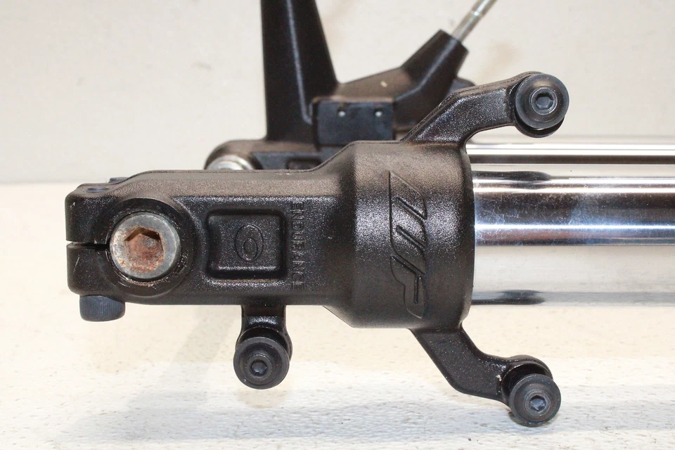 20-23 KTM DUKE 200 OEM WP FRONT FORKS SHOCK SUSPENSION LOWER TRIPLE TREE AXLE - Image 3 of 4