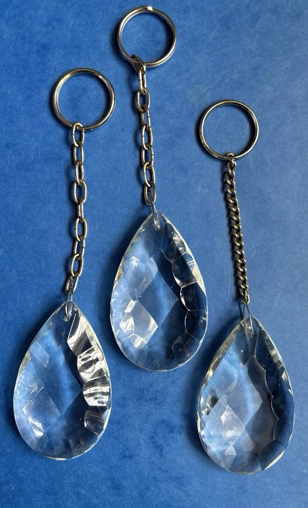Schlüsselanhänger mit tropfenförmigen Kristallelementen