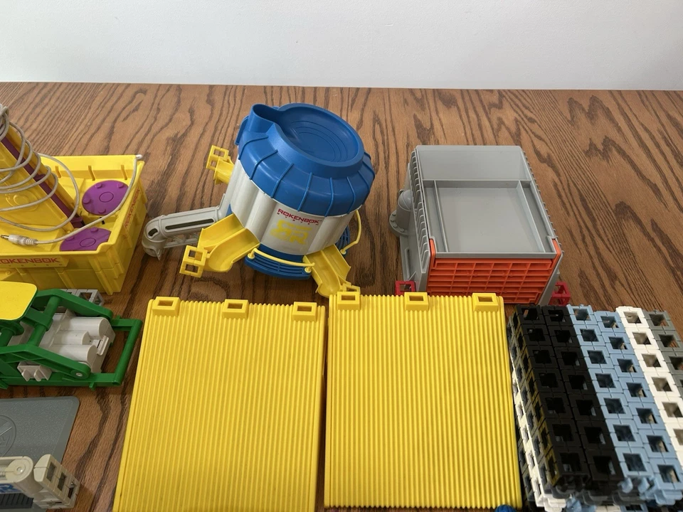 Lot Of Random Rokenbok Parts and Accessories Conveyor Figure Bases Lot 1 - Image 3 of 4