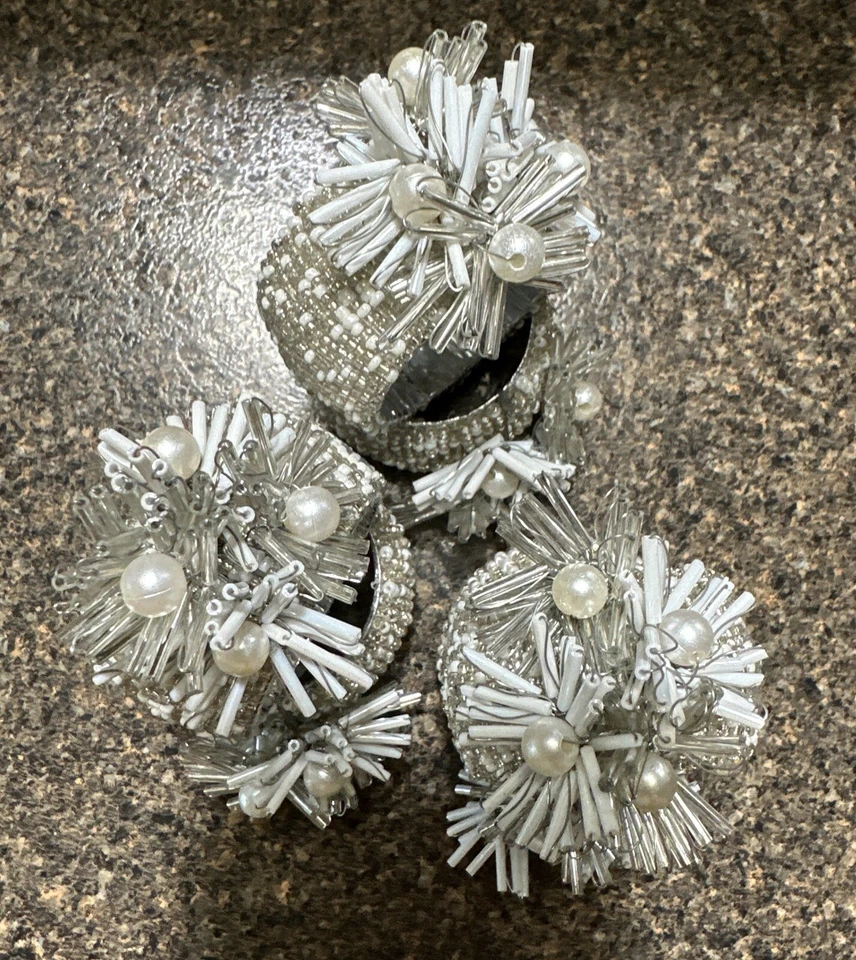 Juego de 6 servilleteros plateados blancos con cuentas Starburst con detalles florales Foto 4 de 4