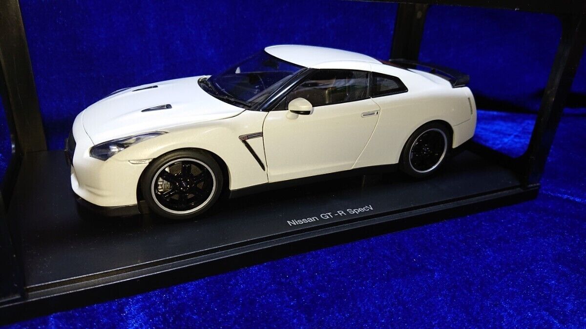 1/18 AUTOart Nissan GT-R R35 SpecV Brilliant White Pearl w 1/18 AUTOart Nissan GT-R R35 SpecV Brilliant White Pearl w