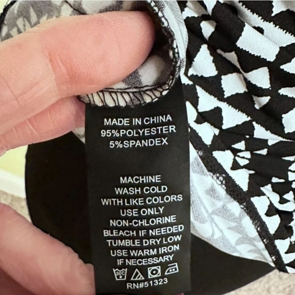 Blusa Vince Camuto preta e branca geométrica plissada gola V - Feminina tamanho grande - Imagem 4 de 4