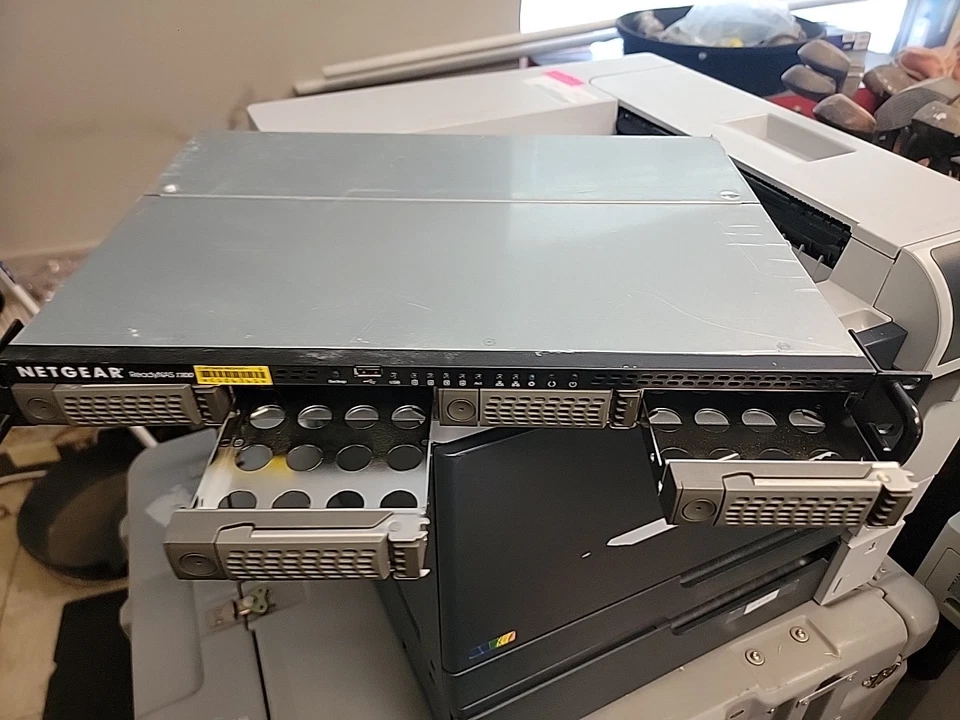 NETGEAR ReadyNAS 1100 Advanced Network Storage 4-Bay Server NO DRIVES - Image 2 of 4