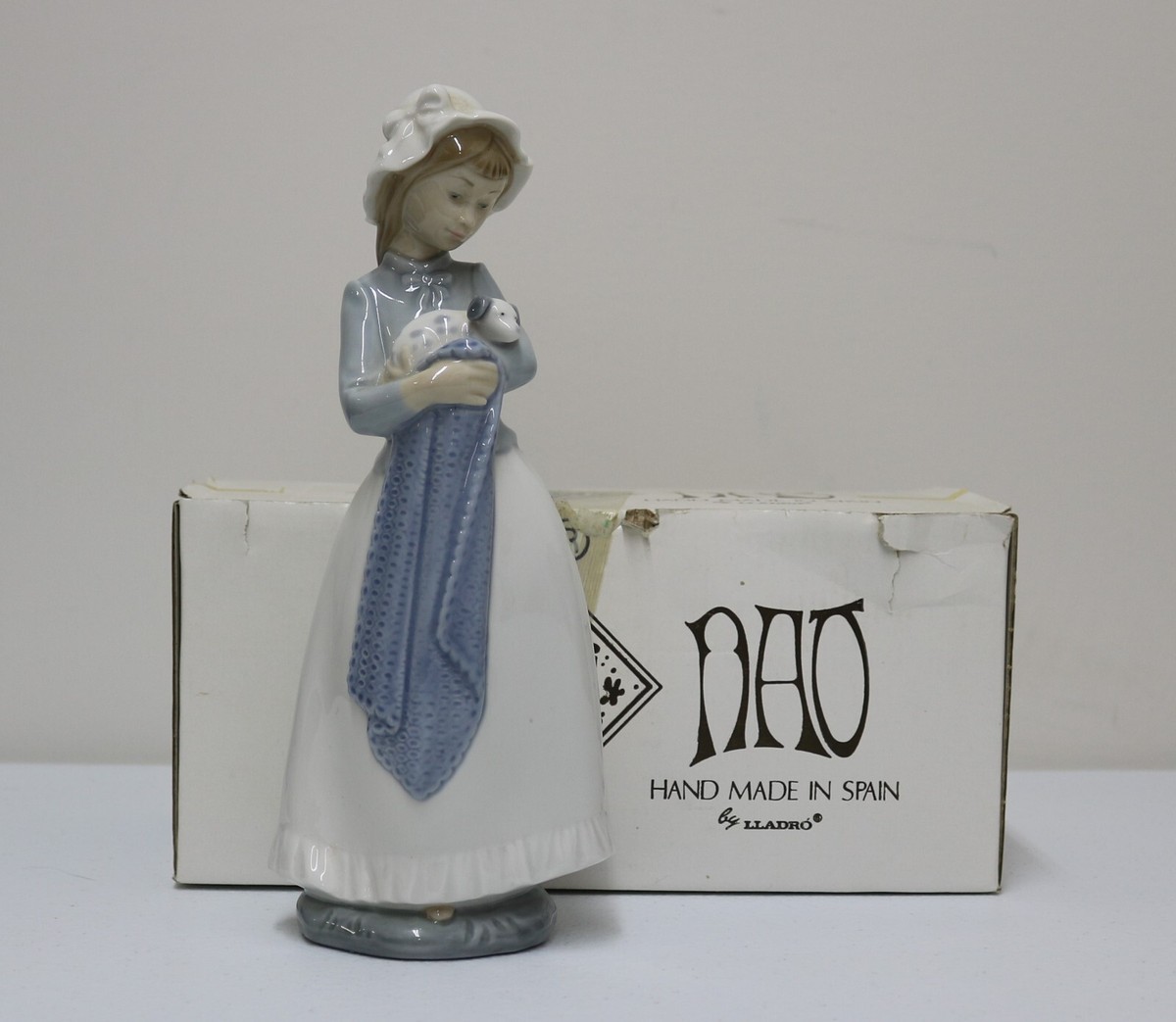 1987 NAO by Lladro Nina Dulce No 241 Brillo Porcelain 1987 NAO by Lladro Nina Dulce No 241 Brillo Porcelain
