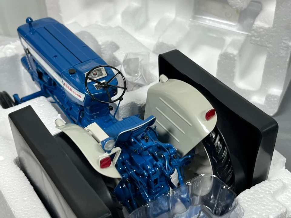 FORD 5000 Tractor DOE DEMONSTRATOR Universal Hobbies 1:16 Precision NIB LTD - Image 4 of 4