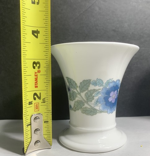 WEDGWOOD ENGLAND CLEMENTINE FOOTED VASE - Picture 3 of 7