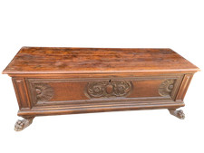 Antica cassapanca in noce del 700 piemontese pannello intagliato piedi leonini