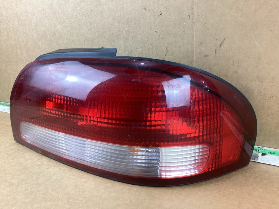 Conjunto de luces traseras laterales derecho pasajero Mazda 626 1998-1999 Foto 2 de 4