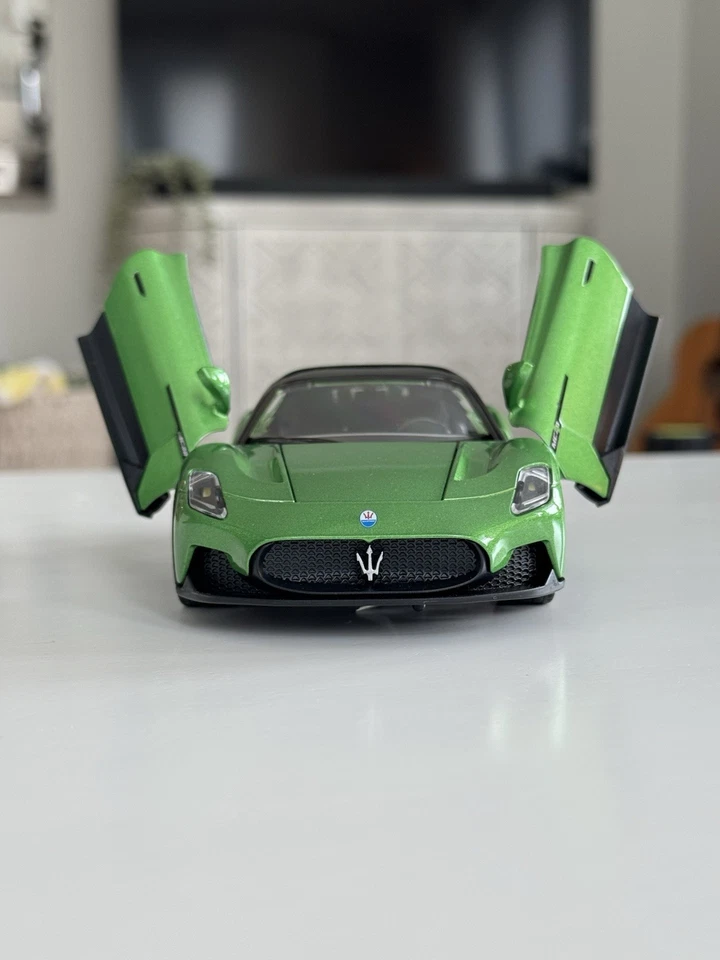 Coche modelo diecast Maserati MC20 (verde) 1:24 con sonido y luz Foto 3 de 4