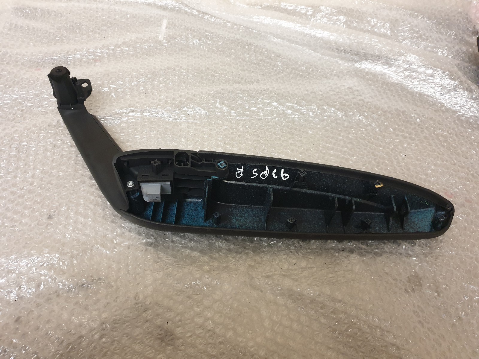 20092012 AUDI A3 5 DOORS PASSANGER SIDE REAR INTERIOR DOOR ARM REST