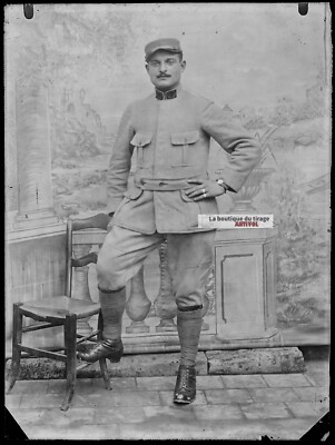 Glasplatte altes Foto Negativ schwarz-weiß 9x12 cm Figur Soldat 