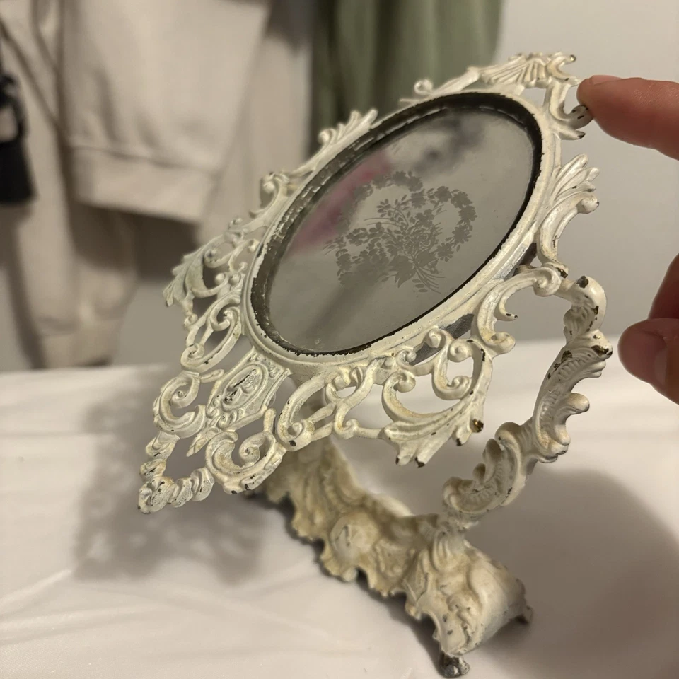 Espelho de mesa vintage com moldura de latão com gravura floral em forma de coração em vidro - Imagem 3 de 4