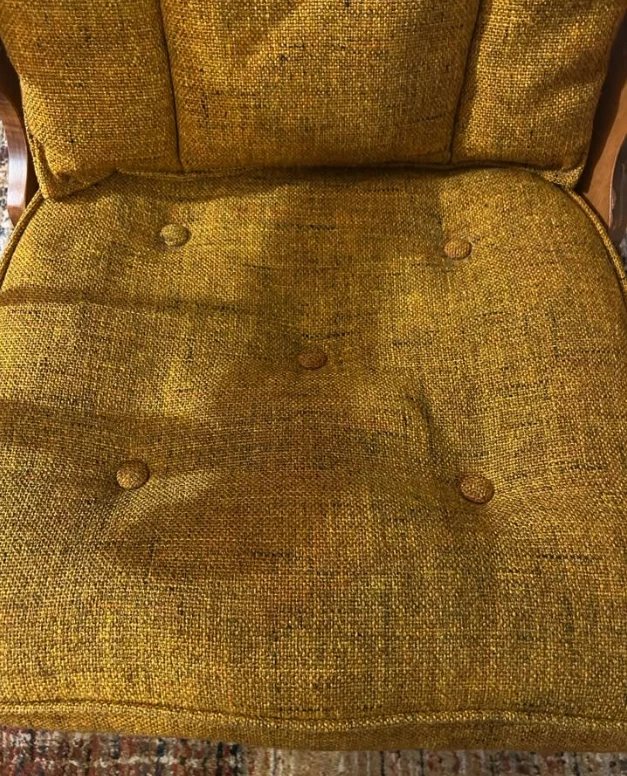 Mecedora deslizante Tell City 1970 vintage cojines amarillos marco de madera Foto 4 de 4