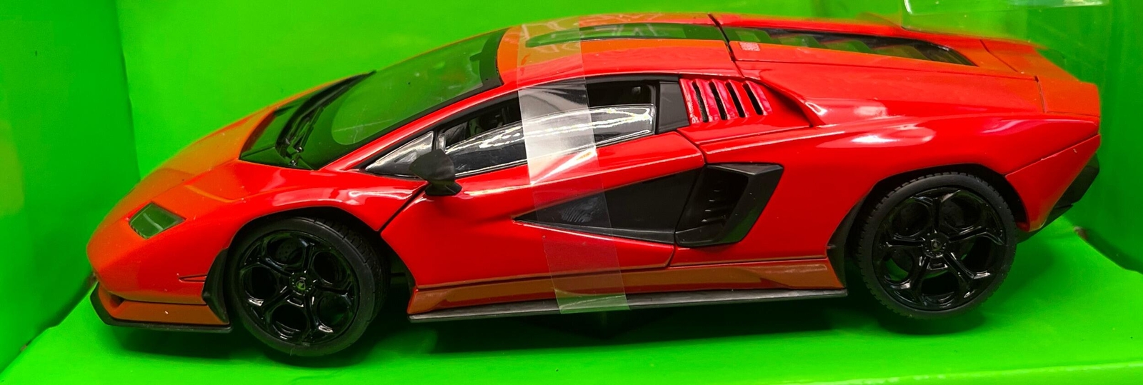 Lamborghini Countach LPI 800-4 in red, 1:24 scale  model from Welly, 24114R