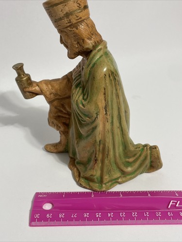 Statuina presepe vintage uomo saggio, con un regalo, ceramica - Foto 19 di 20
