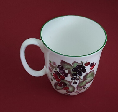 Tasse Beeren Motiv feines Porzellan Made in England. Kaffeebecher Bone China.