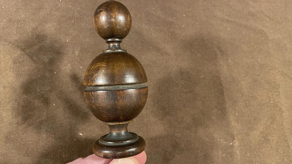 Antiguo remate de reloj de madera torneado con pátina original muebles armario espejo Foto 3 de 4