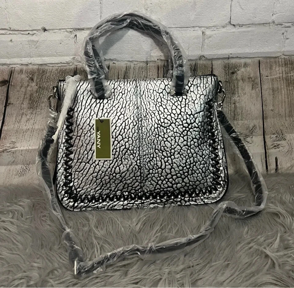 Cartera de cuero/gamuza nueva con etiquetas orYANY, correa ajustable/desmontable plateada $489.00 Foto 3 de 4
