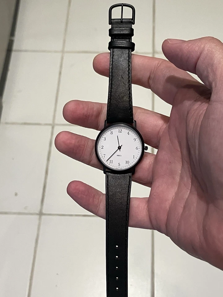 Reloj artístico portátil M & Co. Tibor Kalman “Askew” Foto 4 de 4