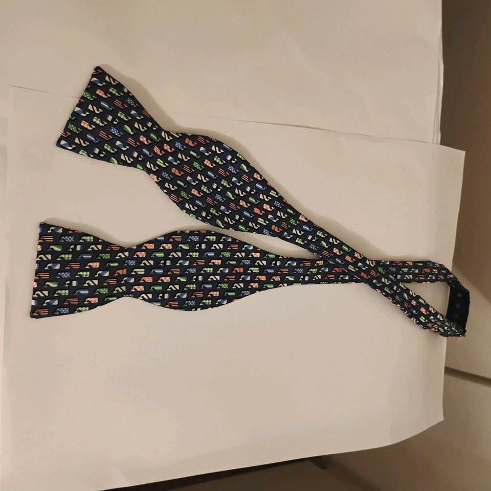 Corbata de seda VINEYARD VINES con moño para hombre Kentucky Derby icónicas ballenas estampadas por todas partes EE. UU. Foto 4 de 4