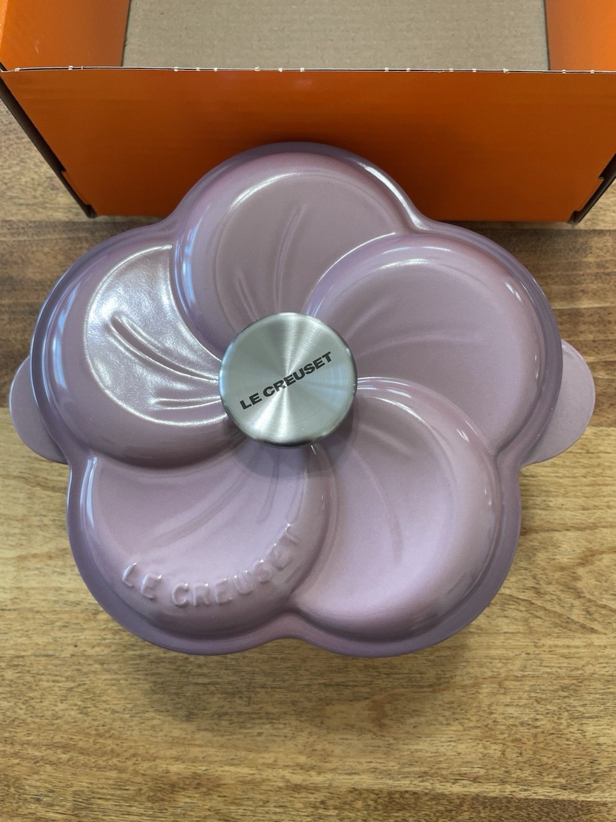 LE CREUSET ココットフルール　ライラックミスト Le Creuset Flower Petal Cocotte – Mauve Pink 2.25 Qt (20 cm) With