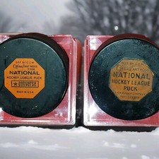 1958-68 ORIGINAL 6 GAME PUCK & 1969-76 CHICAGO BLACKHAWKS LOT 2 VINTAGE GAMERS 