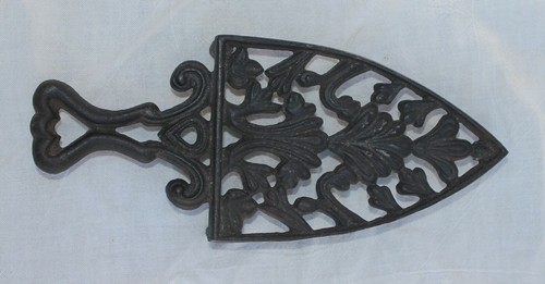 Vintage Wilton Cast Plume Cathedral Spade Trivet 3 Footed Stand Made in USA - - Picture 3 of 5
