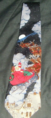HAPPY HOLIDAYS SANTA & REINDEER YULE TIE Hallmark 100% Polyester Made in USA - 第 1/3 張圖片