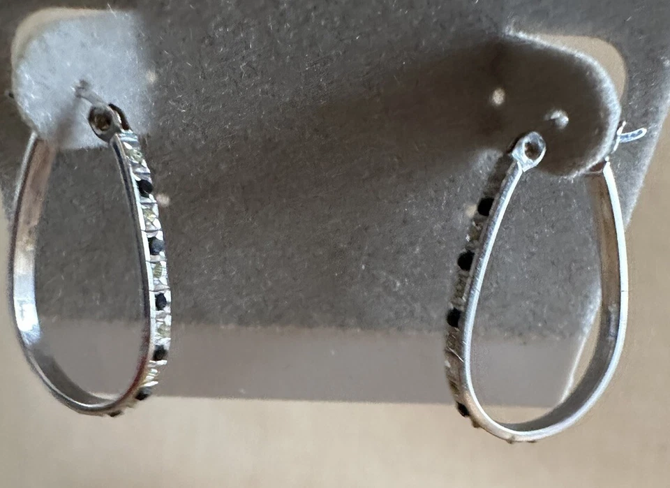 Pendientes de aro de pera mística de diamantes blancos y negros de platino sobre plata SLC .925 Foto 2 de 4