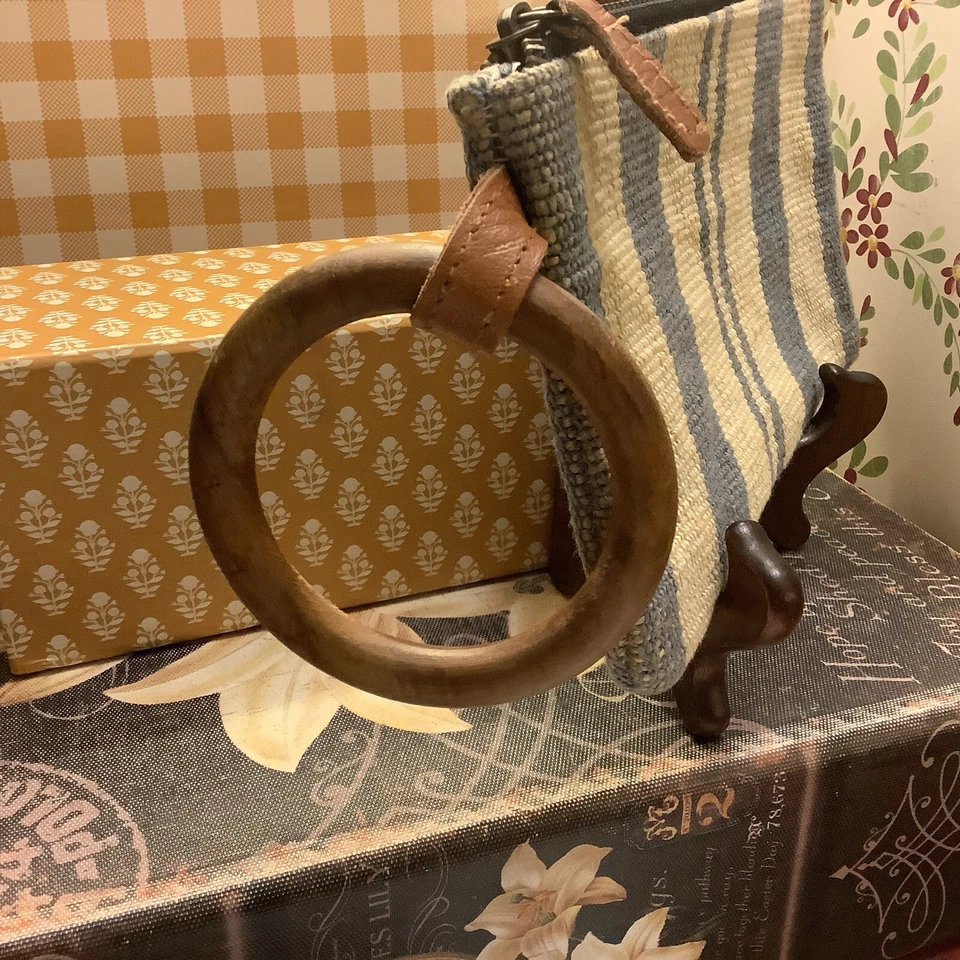 Mud Pie~Bolso de Mano a Rayas Azules y Crema~con Anillo de Madera Grande~Cremallera~8.5”L X 5”H~JUTE Foto 2 de 4