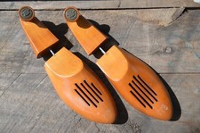 THE FLORSHEIM SHOE Tree Pair Vented Wood, Spring Loaded, Narrow 9AA, Medallion