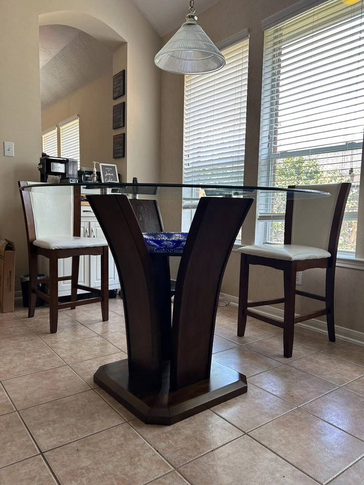 Breakfast table set for 4. Round Glass Table with 4 White Leather Seats - Image 2 of 3