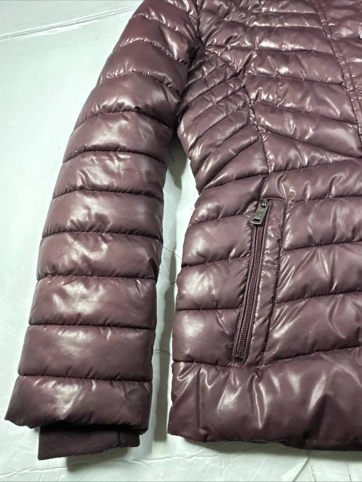 Chaqueta acolchada para mujer Kenneth Cole con capucha de piel sintética púrpura S/P Foto 2 de 4