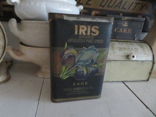 FANTASTICO RARO Vecchio Vintage Pubblicità LATTINA Grande IRIS SALVIA SPEZIE Casale