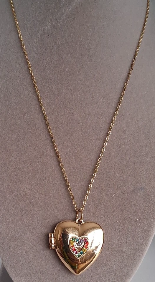 COLAR MEDALHÃO CORAÇÃO TOM OURO BETSEY JOHNSON COM DESIGN DE STRASS 18" - Imagem 3 de 4