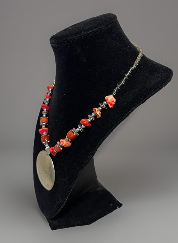 Collana dichiarazione boho perle rosse e ciondolo martellato grosse rocce finte - Foto 3 di 5