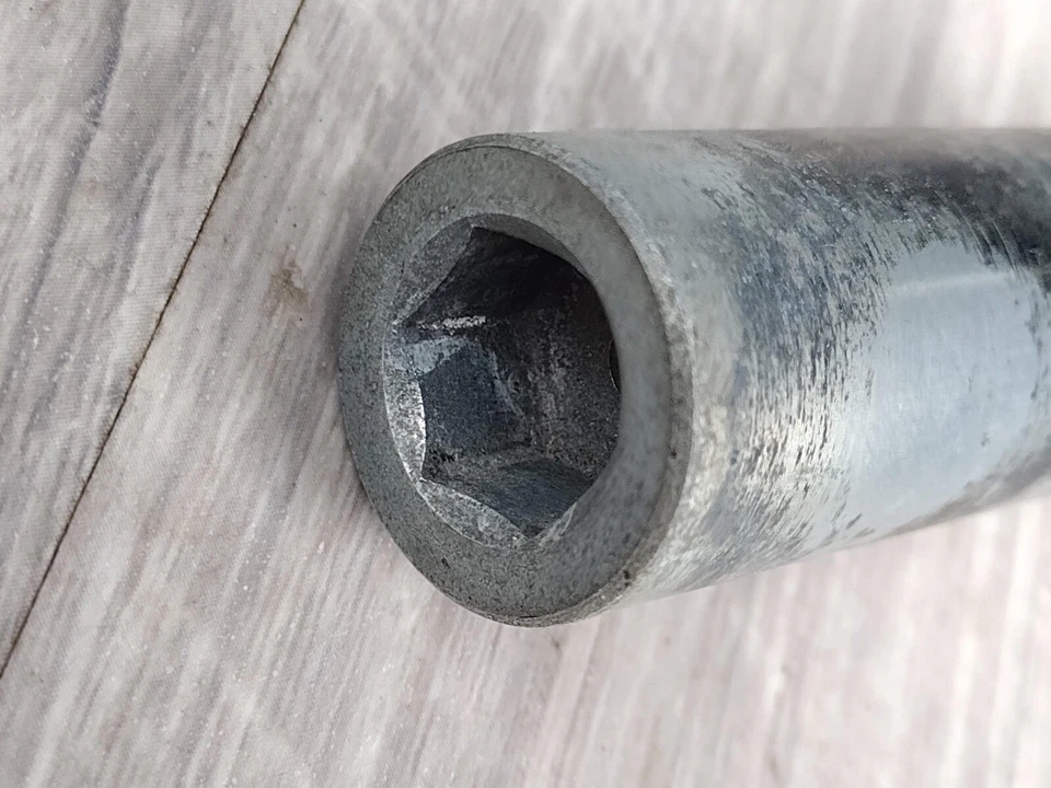 98-06 Suzuki Katana 600/750. Eje de rueda delantera usado de fábrica con espaciador. Foto 2 de 4