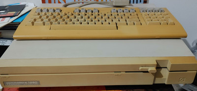 Commodore C 128 D + Keyboard (w/ cables)  works 221125 8-bit classic computer