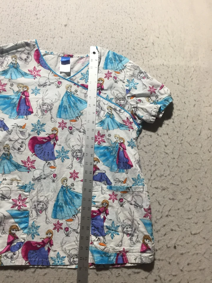 Camisa Médica Disney Para Mujer M Mediana Frozen Bolsillos Elsa Cuello en V Capas Corta Slv Foto 4 de 4