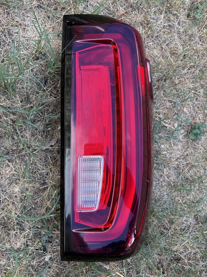 OEM LED LUZ TRASERA DERECHA (DERECHA) LADO PARA 2019-2023 GMC SIERRA 1500 Foto 3 de 4