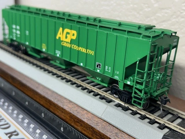 AGP GRAIN COOP CYLINDRICAL RIB SIDE 18 RIB COVERED 3-BAY HOPPER CAR HO Scale NEW - Image 3 of 4