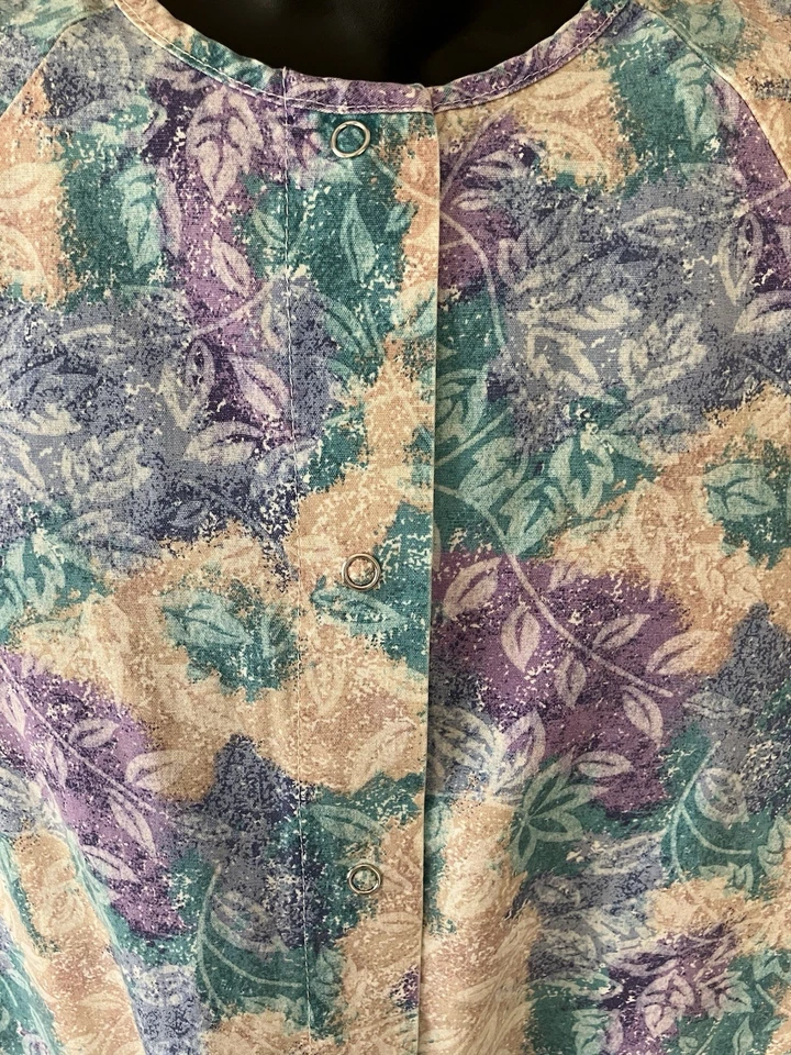 Blusa Médica Medline Para Mujer Mediana Botón a Presión Pastel Floral Multicolor SS Foto 3 de 4