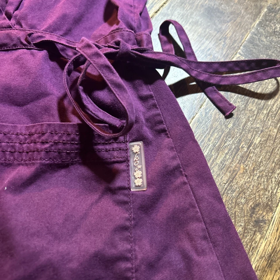 Blusa Médica Pequeña para Mujer KOI by Kathy Peterson Púrpura Ropa de Trabajo de Enfermera Médica Foto 2 de 4