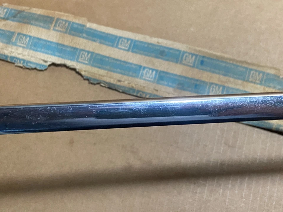 Camioneta Chevy C10 1962-1966 lado izquierdo del conductor moldura de puerta inferior -- Nuevo de Lote Antiguo Foto 3 de 4