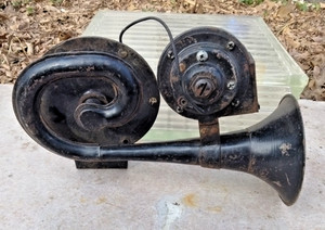 VNTG DUEL HORNS/CAR/TRUCK/HOT/RAT ROD CUSTOM/12 VOLT FORD/CHEVY/DODGE UNTESTED