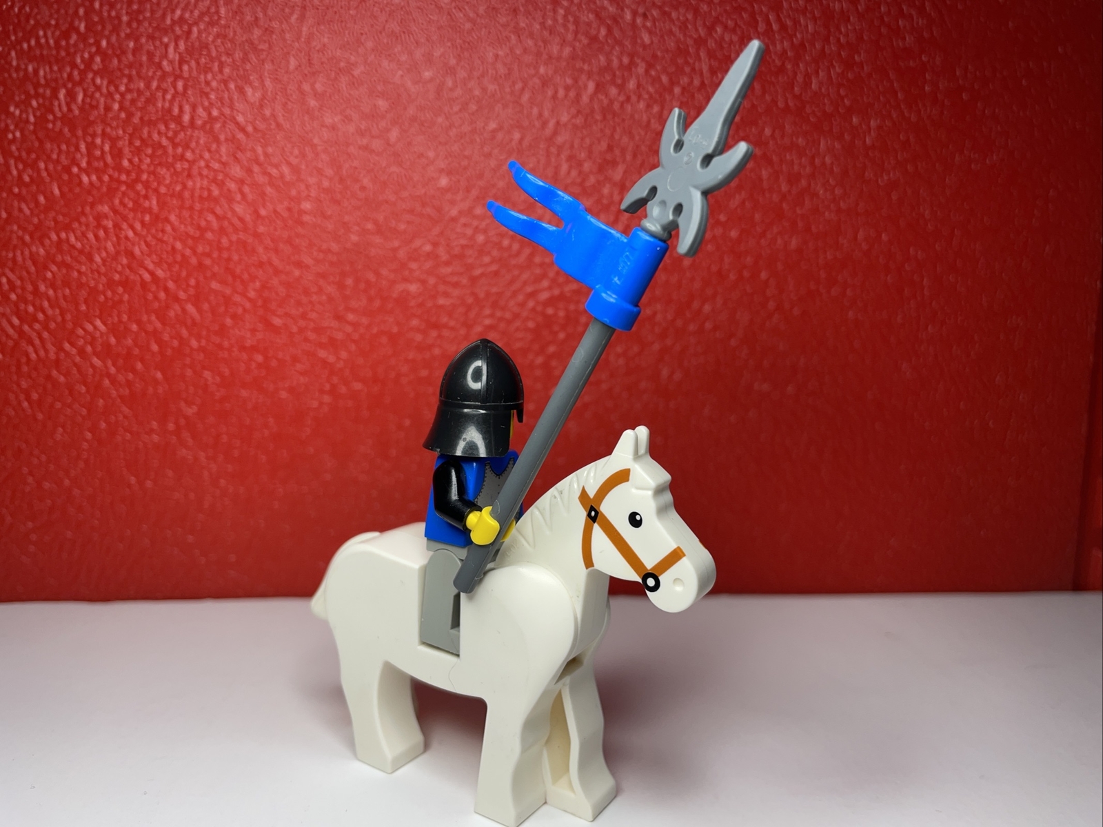 LEGO Minifigure LEGO KNIGHT Classic Fantasy FALCON SHIELD Blue Flag