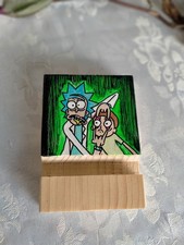 Reggitelefono SomniaLab Rick & Morty dipinto e lavorato mano su legno riciclato