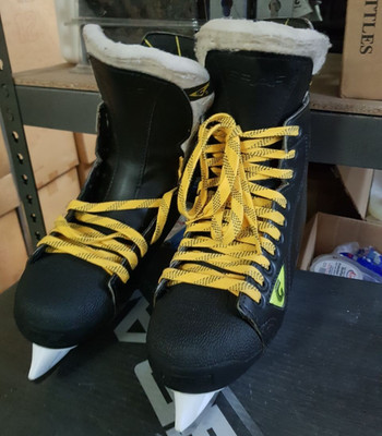 Graf G735 Pro skates size 9 R (Regular Width). Made in Canada. Extremely rare!