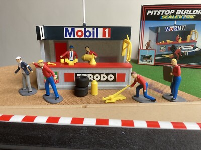 Scalextric Pit Stop Gebäude C639 + C635 Pit Crew mit Box - Top Zustand